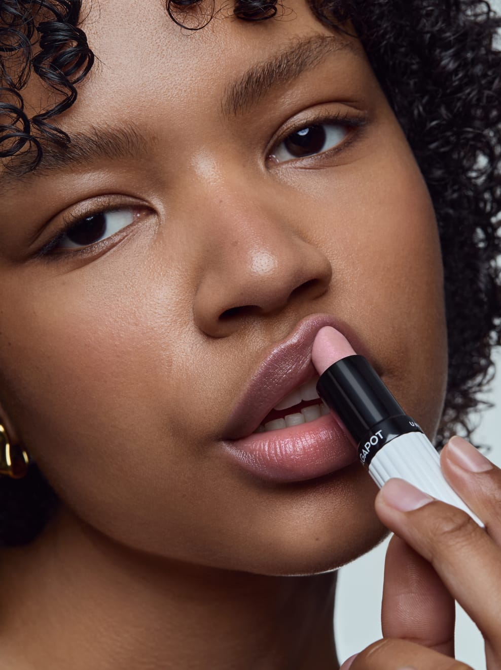 Model trägt Tagarot Balm 04 auf
