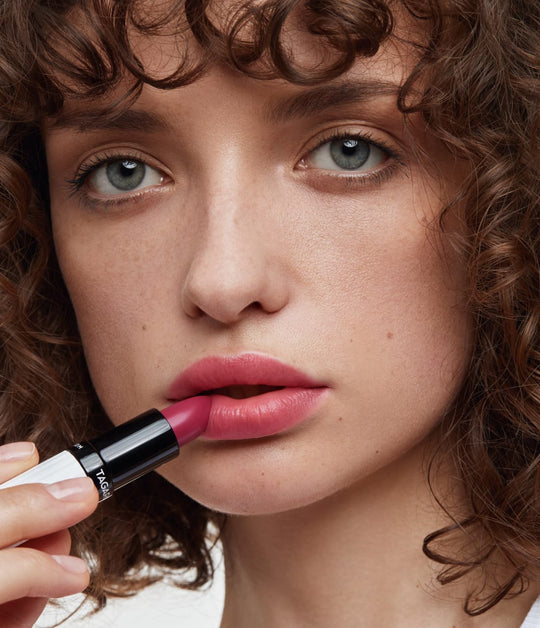 Model trägt Tagarot Balm auf