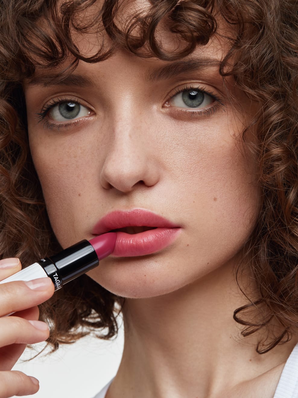 Model trägt Tagarot Balm 01 auf