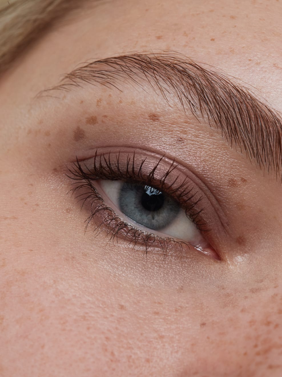 Nahaufnahme geschminktes Auge mit Luk 04