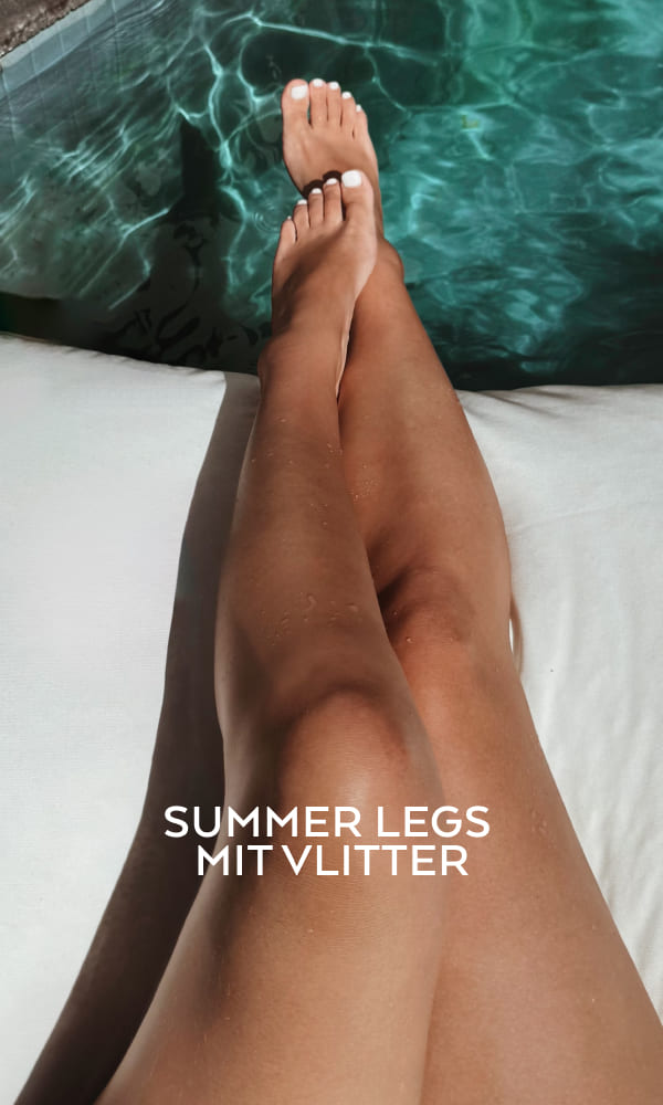 gebräunte Beine am Pool mit Text: Summer Legs mit Vlitter