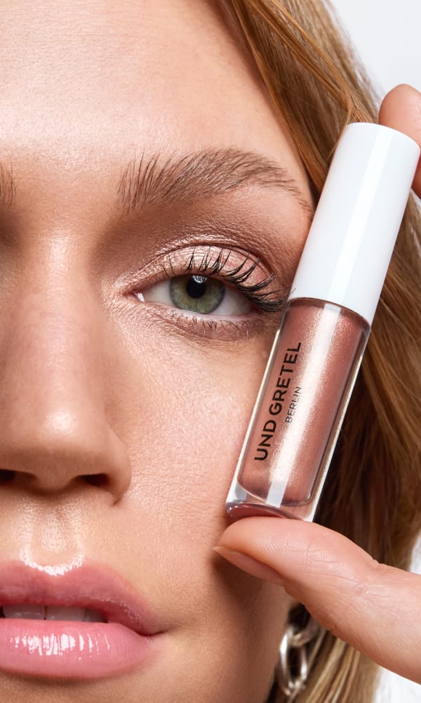 GLANZ Liquid Eye Shadow Moon Milk applied on model