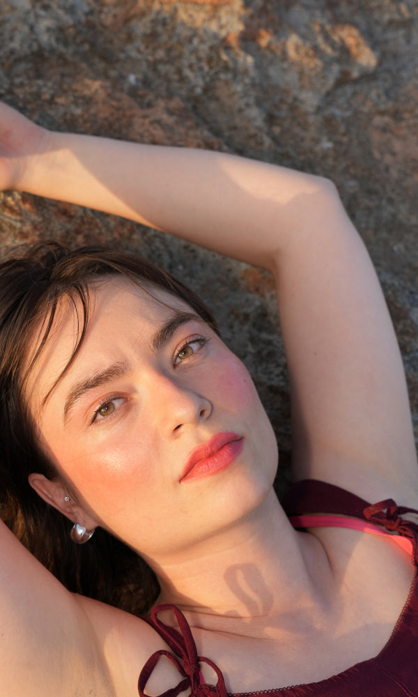 Model geschminkt mit VARWE Cream Color 05