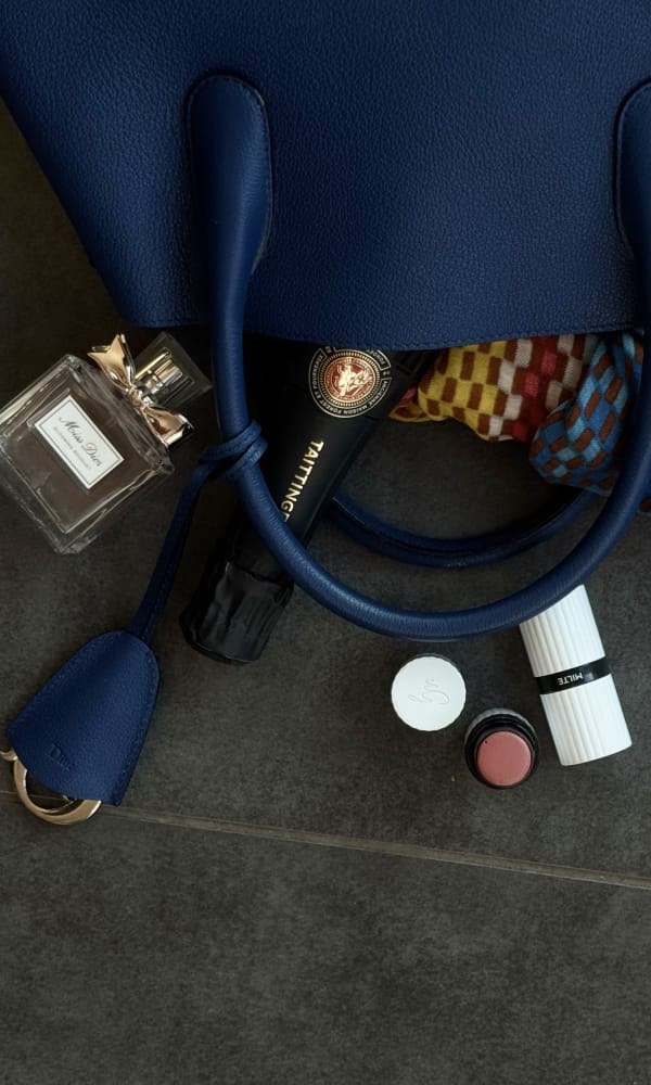 Blaue Handtasche mit MILTE Blush Stick