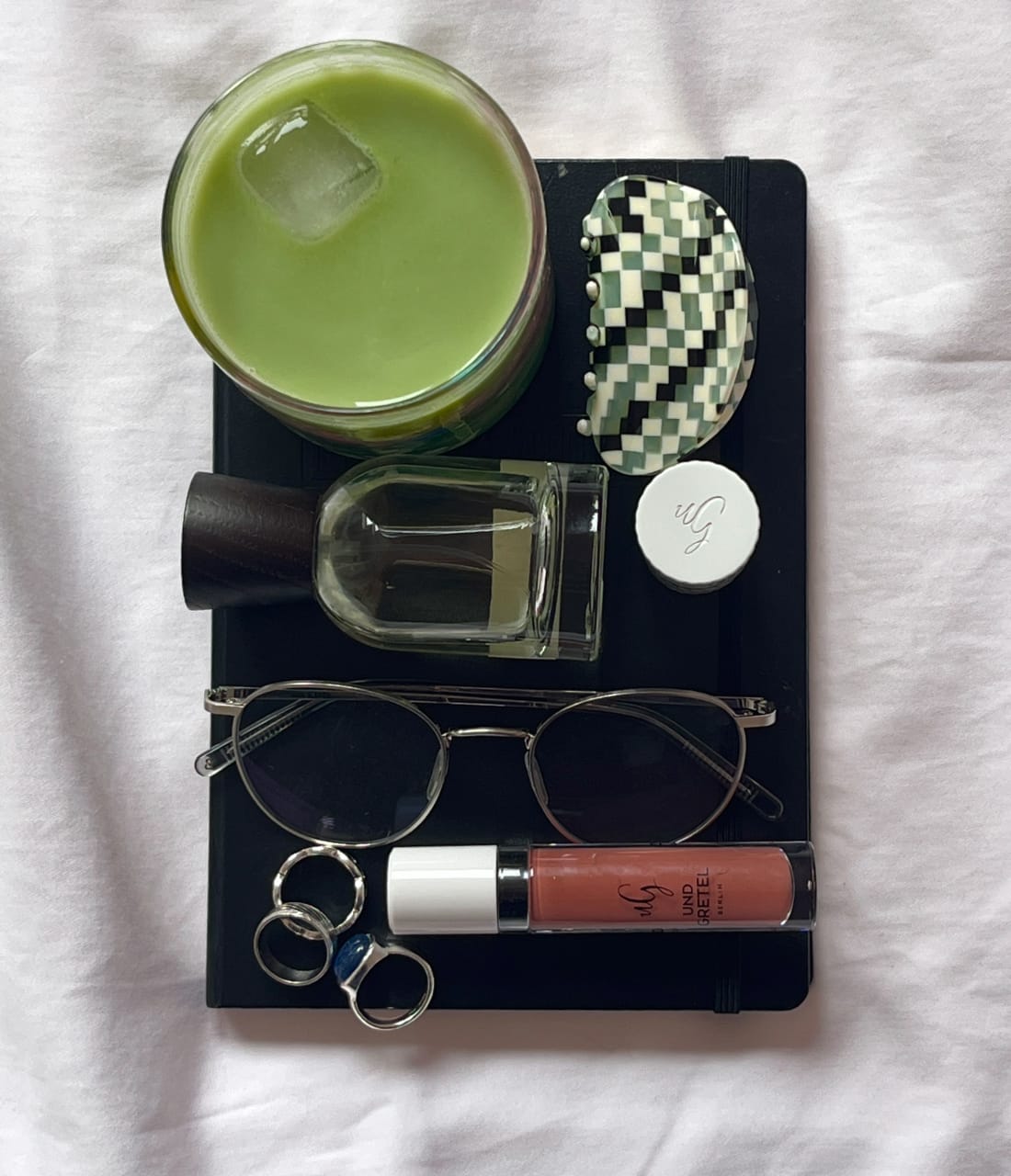 Matcha Latte mit MILTE Blush Stick und KNUTZEN Lipgloss