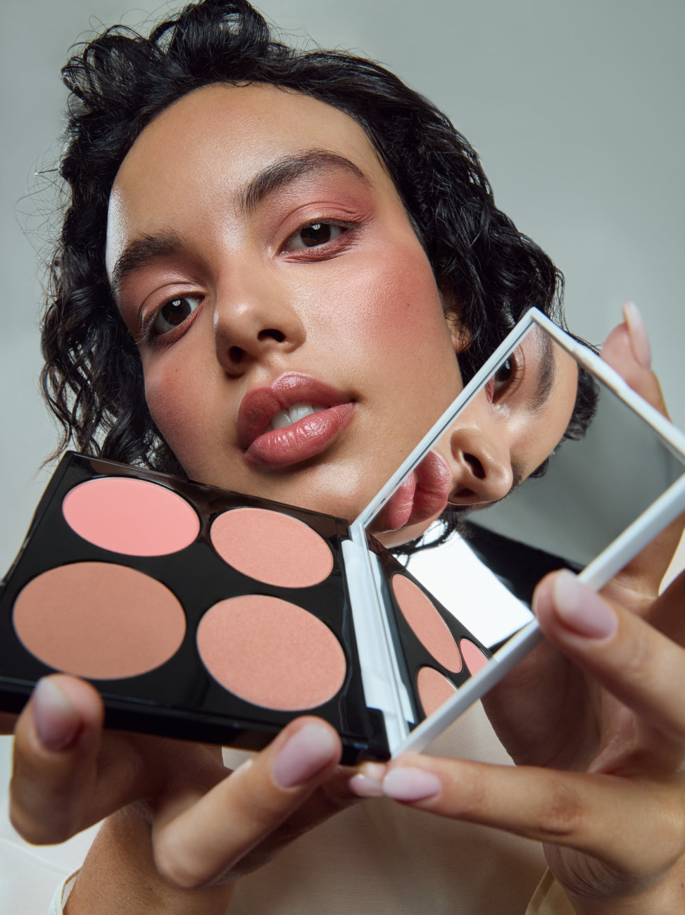 Model mit Facepalette The Lover