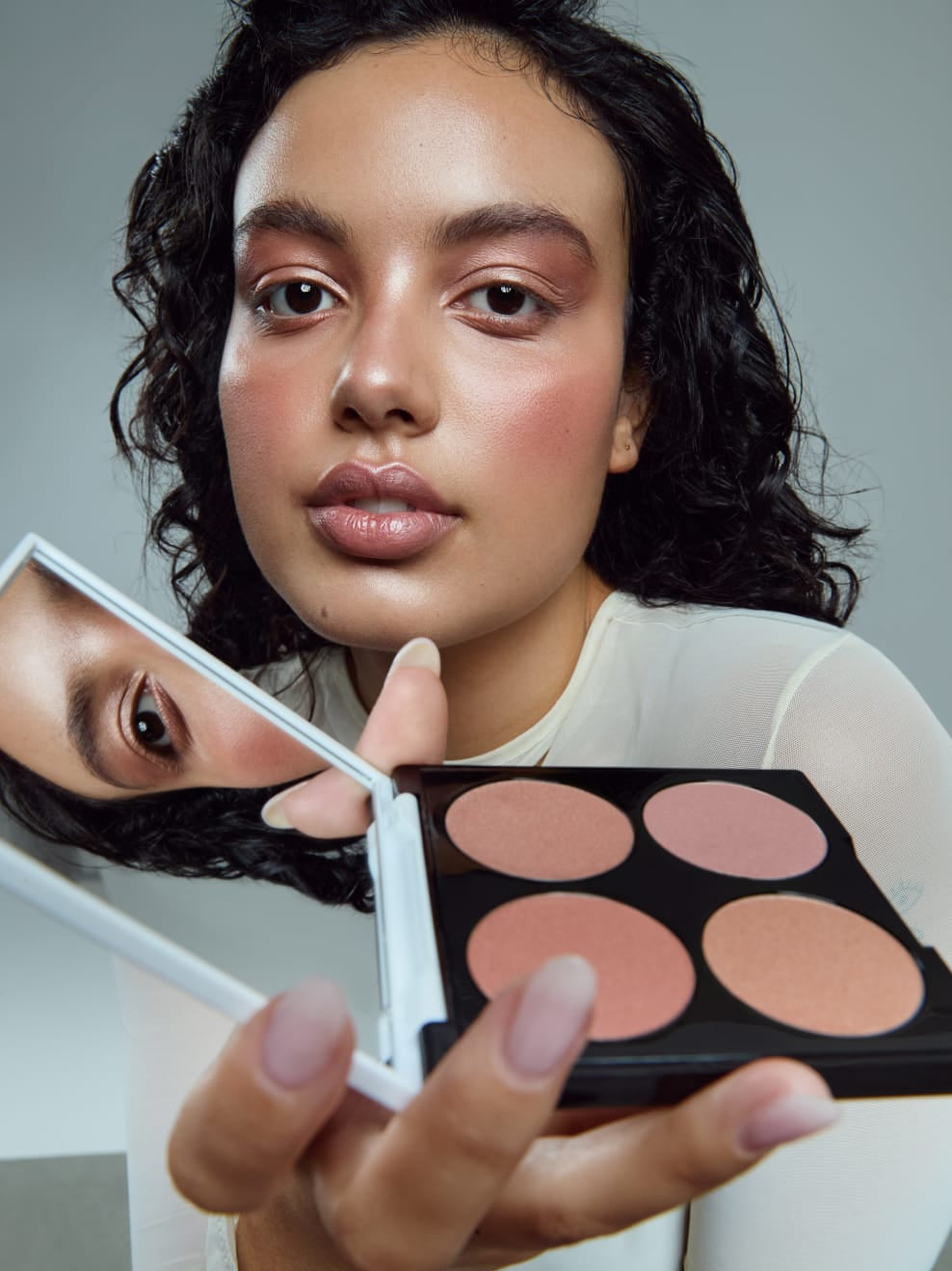 Model mit Facepalette The Muse
