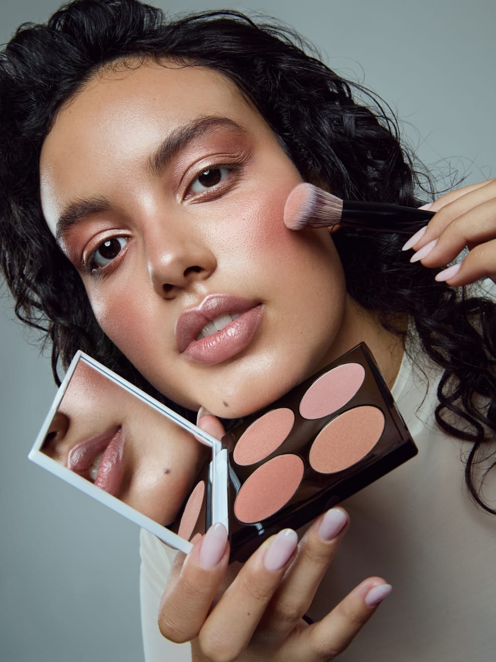 Model mit Facepalette The Muse und Pinsel
