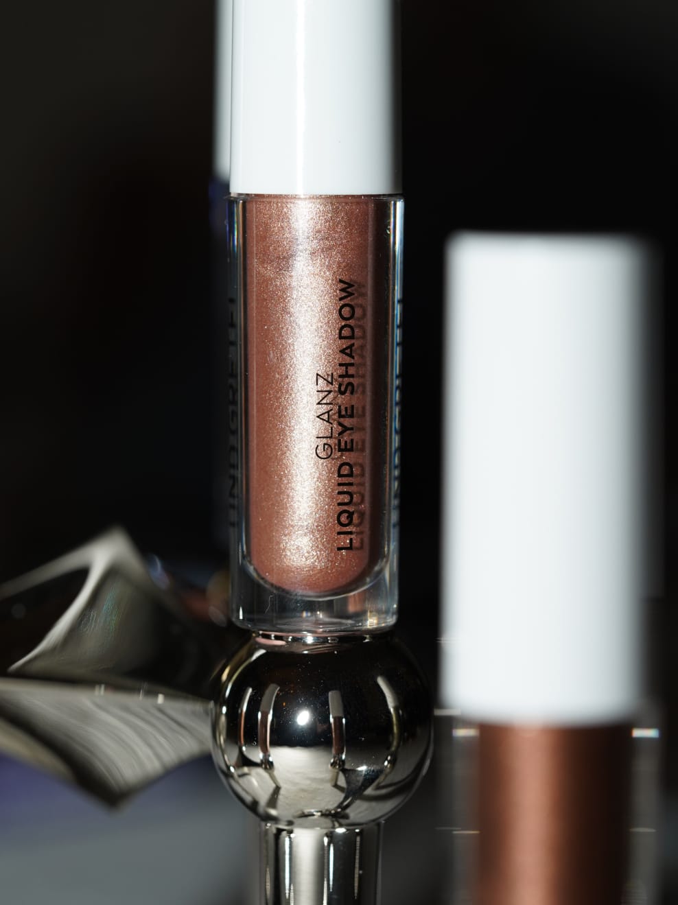 GLANZ Long-lasting Liquid Eye Shadow 01 mit silbernen Elementen