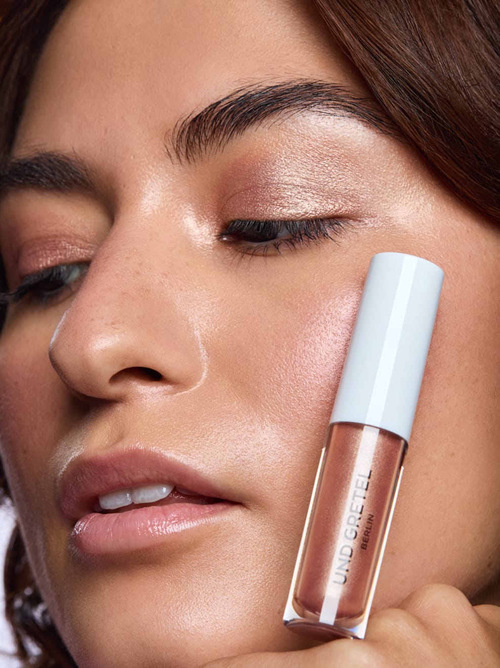 GLANZ Liquid Eye Shadow Moon Milk applied on model