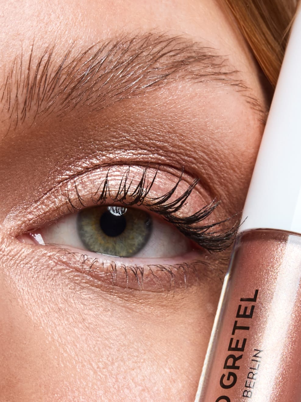 GLANZ Liquid Eye Shadow Moon Milk applied on model