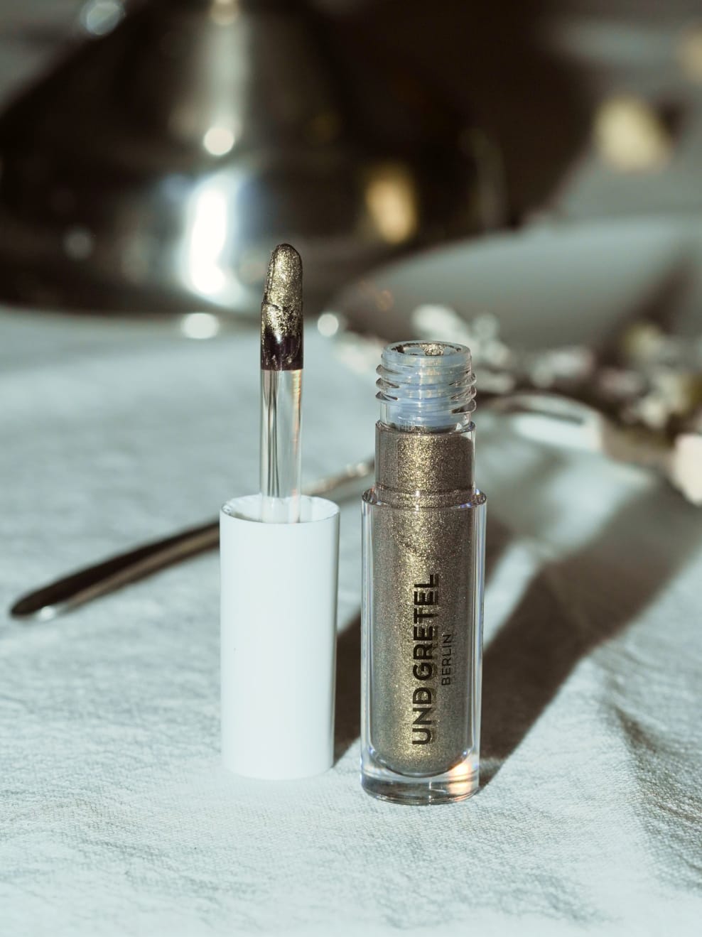 GLANZ Long-lasting Liquid Eye Shadow 02 auf dem Tisch