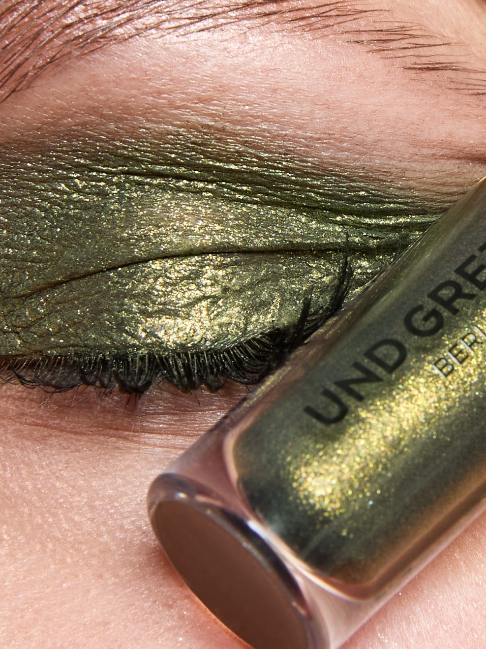 GLANZ Liquid Eye Shadow Fairy Fern applied on model