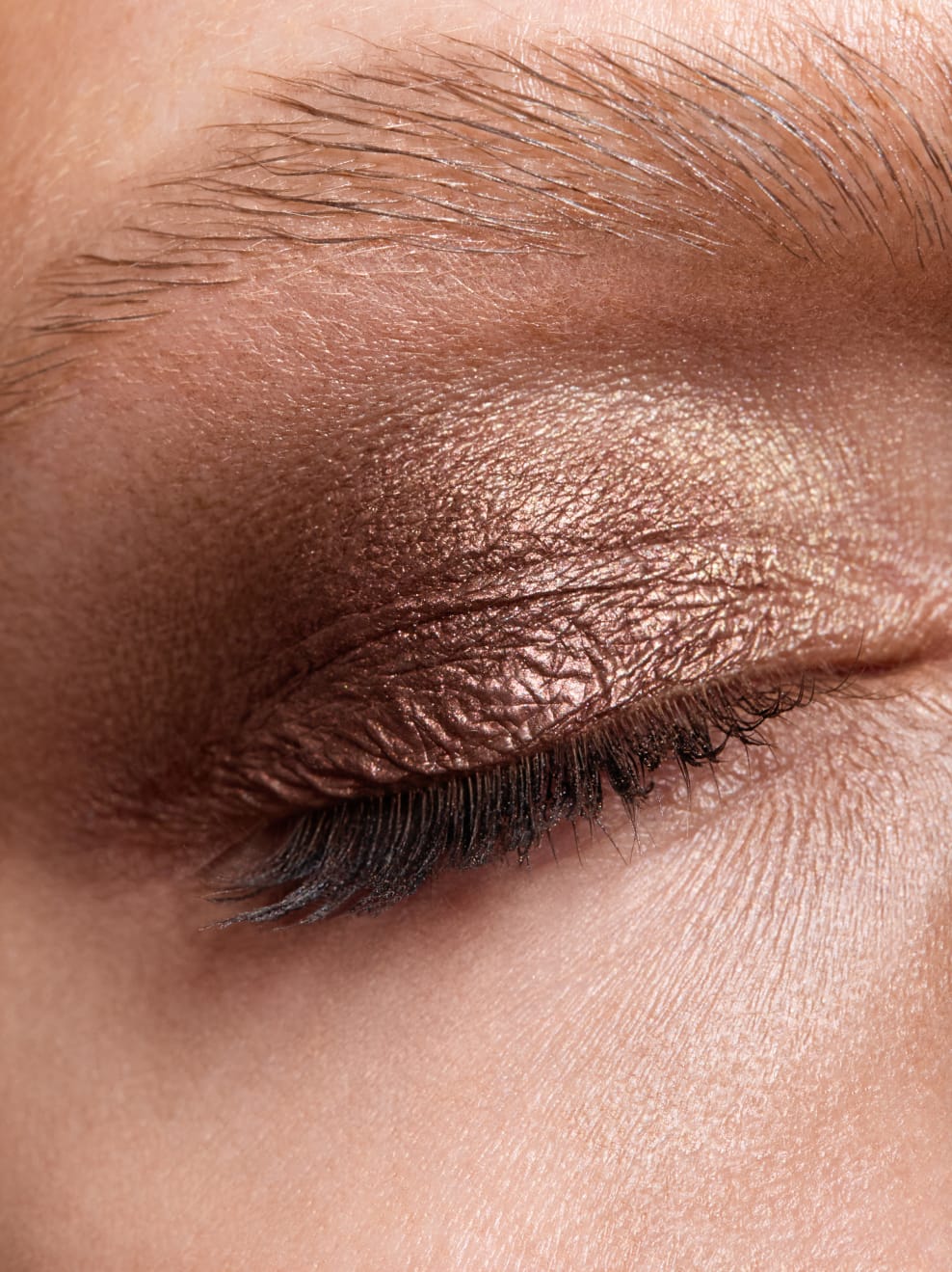 GLANZ Liquid Eye Shadow Mocca Muse applied on model