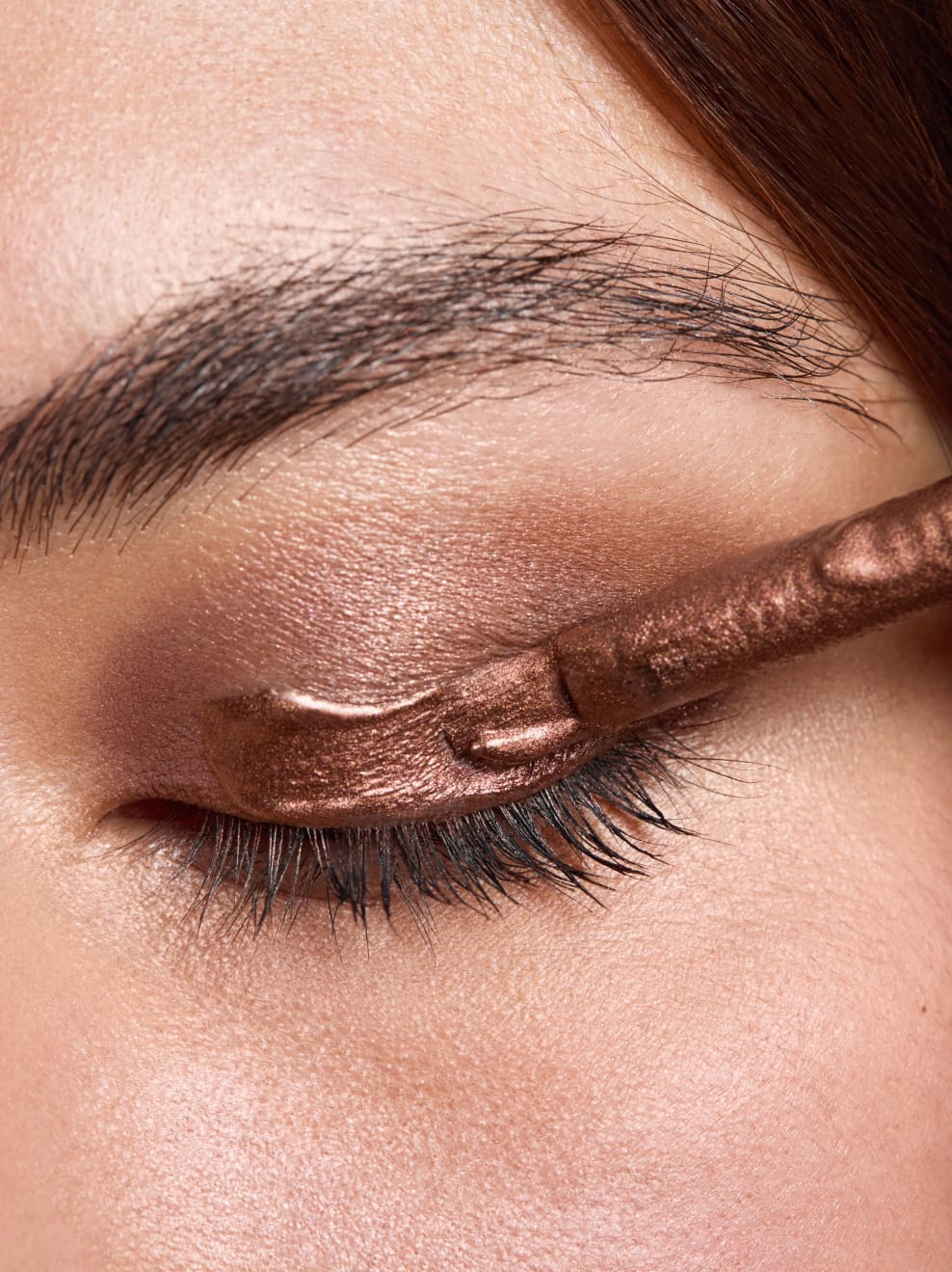 GLANZ Liquid Eye Shadow Mocca Muse applied on model