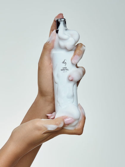 Schum voll mit Schaum in der Hand