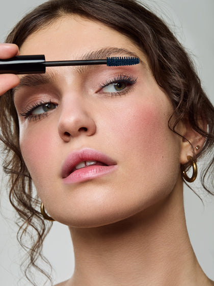 Model geschminkt mit Wint 03 und Bürste in der Hand