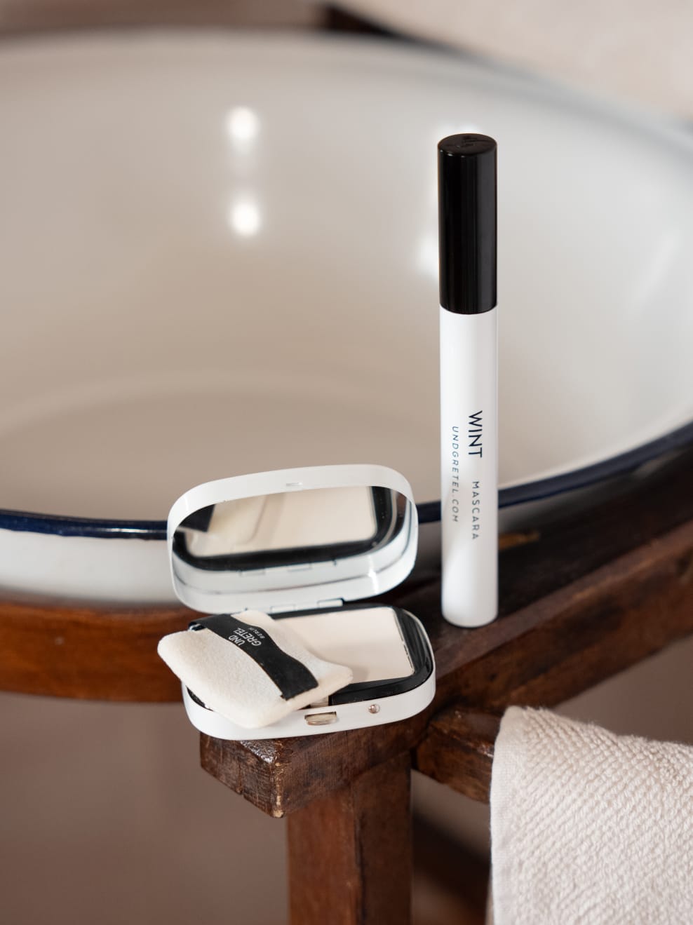 Wimperntusche und Setting Powder im Badezimmer