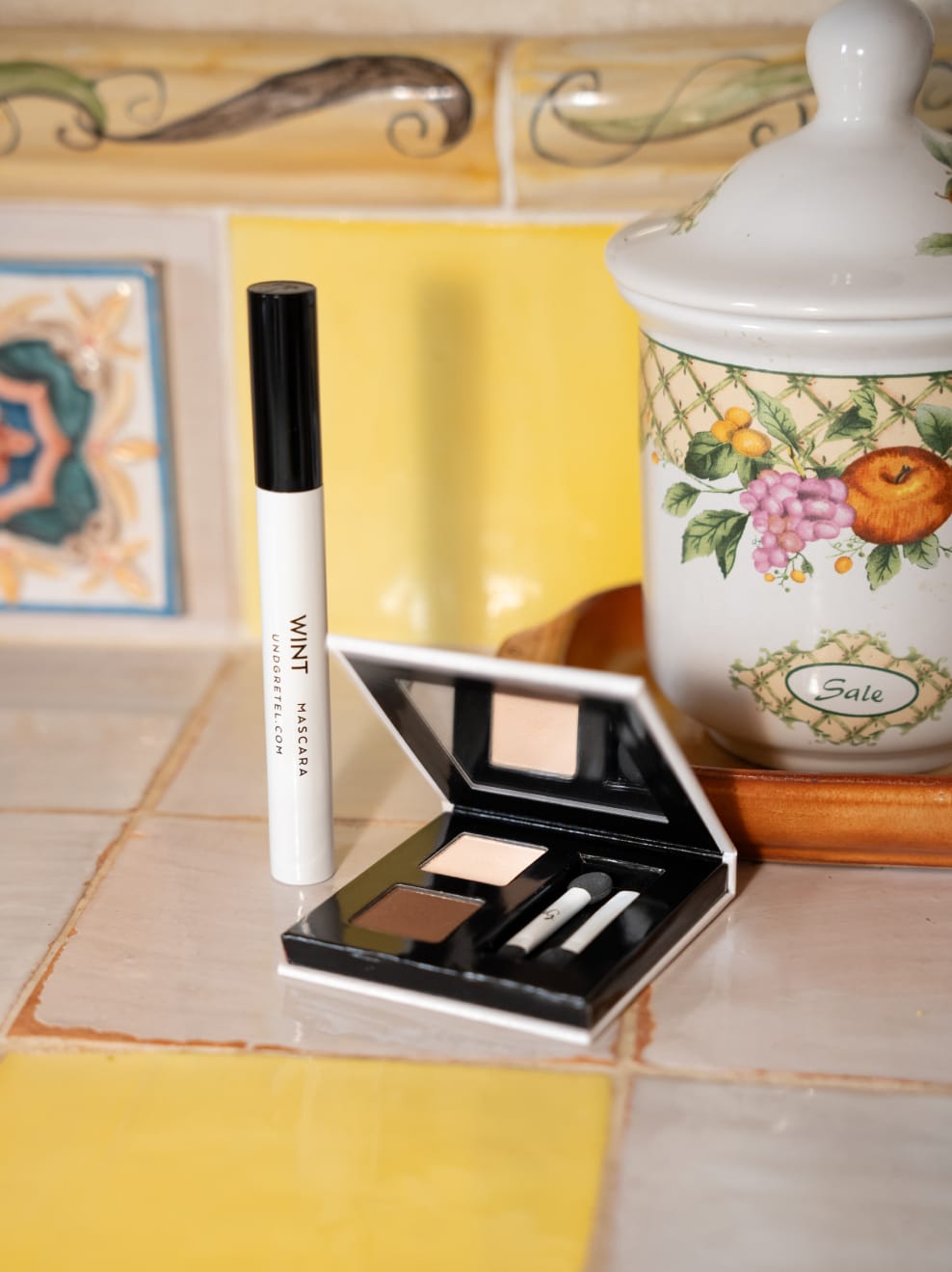 Wimperntusche und Lidschatten auf Fliesen